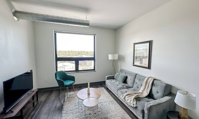 West Des Moines Apartment | Sleepover: Marvelous 1BD/1BA + High Ceilings - Des Moines