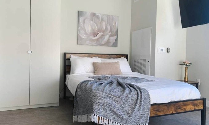Des Moines Apartment | Sleepover: Tasteful Studio and Gym - Des Moinesn