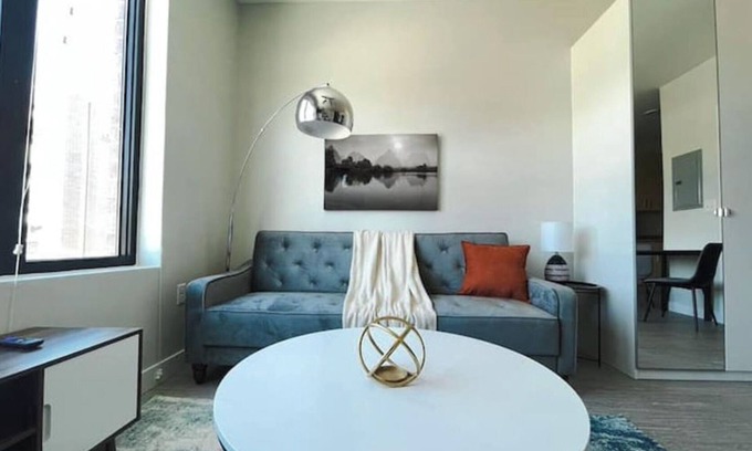 Des Moines Apartment | Sleepover Vivid 1BD/1BA Studio + Gym - Des Moines