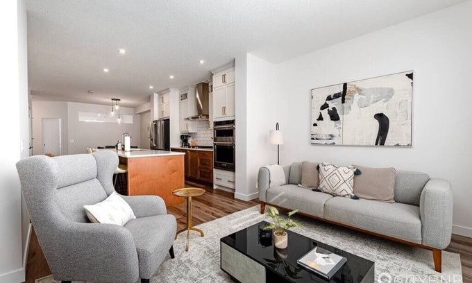 Southwest Edmonton House | Sleeps 10. A/C.4 Bd 3.5 bth. Family friendly
