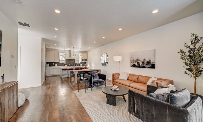 Mountain Green House | Sleeps 10, fast wi-fi, near Snowbasin - Beautiful, spacious, and charming!