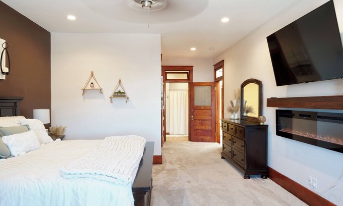 Sidney Apartment | Sleeps 11+