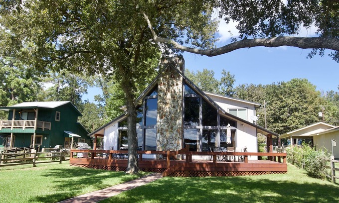 West Livingston House | Sleeps 12, 4br, Lakefront, firepit, boat lift, fish station, & panoramic views