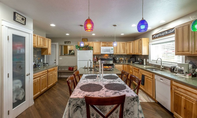Spokane House | Sleeps 12+ Epic family room, Cool gym! Ideal for Families & Kids!Lots of Parking
