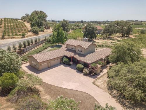 Shenandoah Valley House | Sleeps 12 Pet Friendly Next to Amador Top Wineries