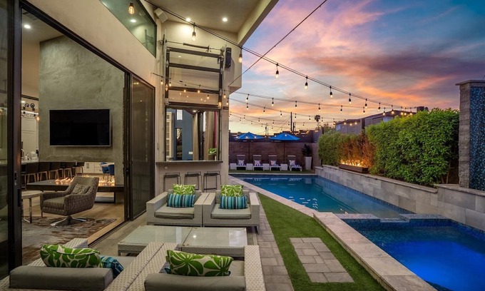 Southwest Village House | Sleeps 12/Walk to Old Town/Pool/Spa/Patio Misting/Putting Green