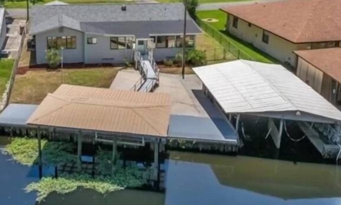 Astor House | Sleeps 13, theater, waterfront, close to springs and forest. Old Florida
