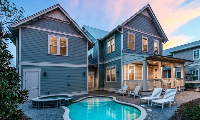 Watercolor House | Sleeps 16, Carriage House, Professionally Decorated, Private Pool!