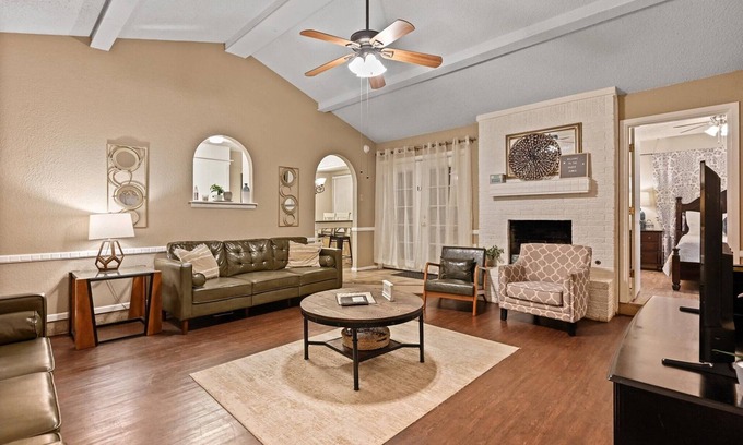 Lubbock House | Sleeps 19 ♨Hot Tub♨Game Room!♨3 TVs ♨Fun Backyard♨Central♨