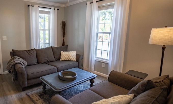 Atchison House | Sleeps 2 - 12 Chesterton House: Clean, Stylish, Family Friendly, and Close to BC