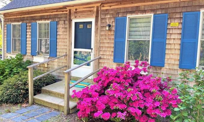 Eastham House | Sleeps 2-8/Soaking Tub/FirePit~Burrows