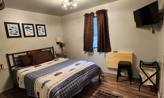 Bear Creek Cottage | Sleeps 2- Private bath