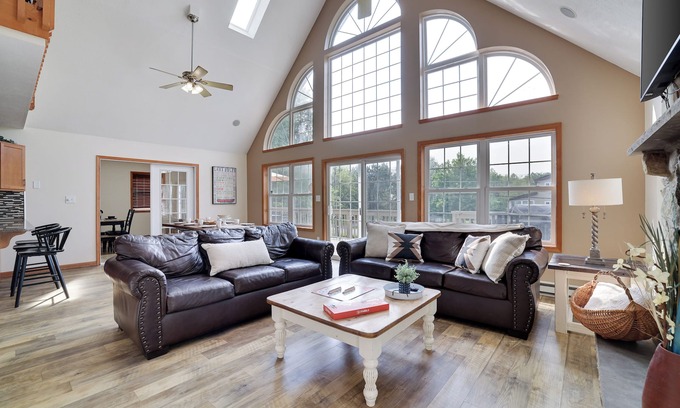 Albrightsville Ski Chalet | Sleeps 20! 1 Minute Walk To Lake & Pool, Family Reunions & Large Groups Welcomed