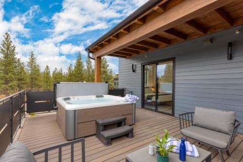 Bend House | Sleeps 20 4 Units Hot Tub Deck Near DowntownOld Bend Aerie by AvantStay