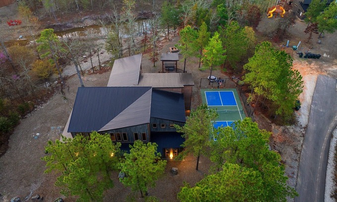 Broken Bow Cabin | Sleeps 22, Creek Side, Pickleball, Basketball Court, Game room in Broken Bow!