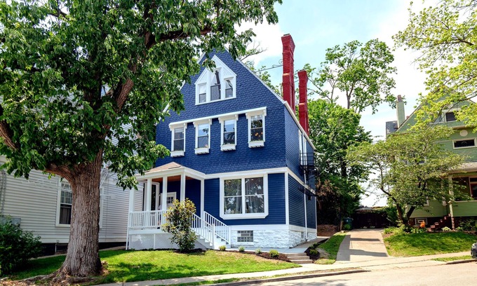 Walnut Hills House | (Sleeps 22) Renovated House 5 Minutes to Downtown