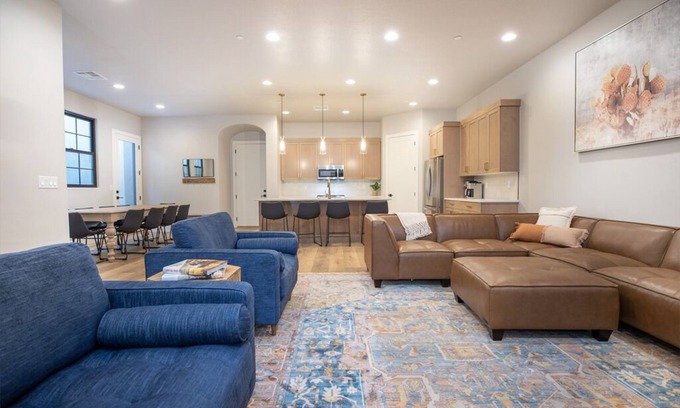 Hurricane House | Sleeps 25, XL Rooms with King Beds + Bunk Room, 86"TV, 2 Pools & Hot Tub