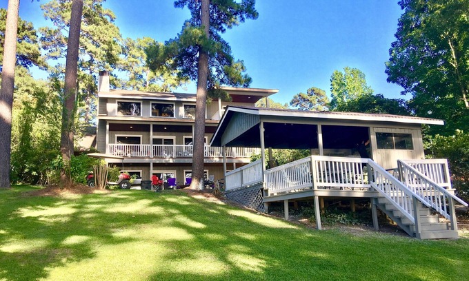 Brookeland House | Sleeps 26.Waterfront Lakehouse on Lake Sam Rayburn. Unbelievable views!