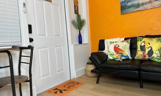West Little Havana Apartment | Sleeps 3, Casa Tropical in Miami