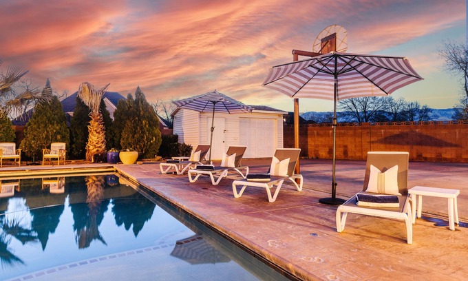 Hurricane House | Sleeps 30- Heated Private Pool, 20 Miles from Zion National Park