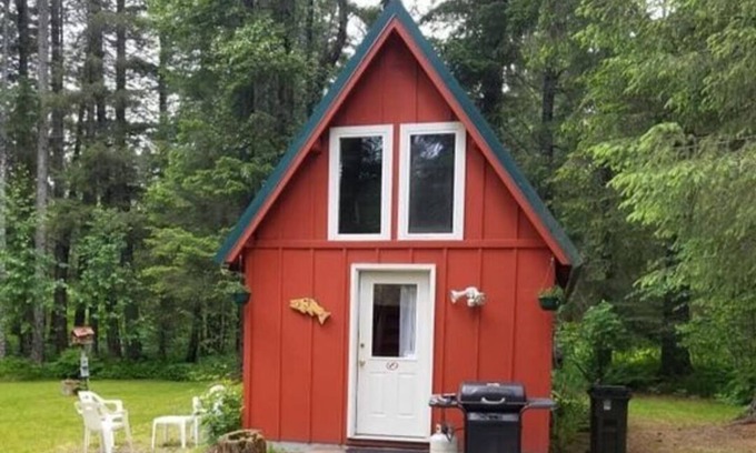 Bear Creek Cottage | Sleeps 4- Private bath