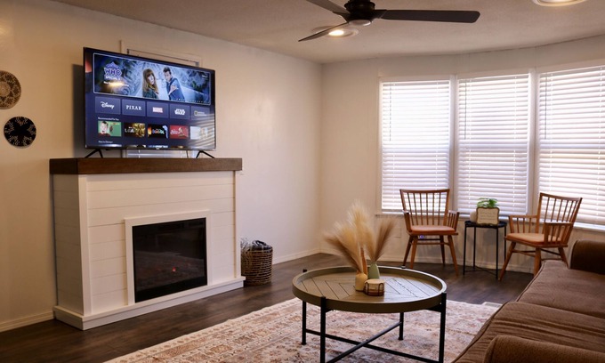 West Odessa House | Sleeps 5 - Pool Table - Basketball Hoop - Fire Pit - Free HBO