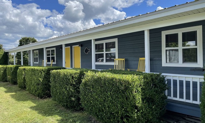 Cassville Condo | Sleeps 5 (unit 4A), pool, next to Big M Marina, 15 min to Roaring River
