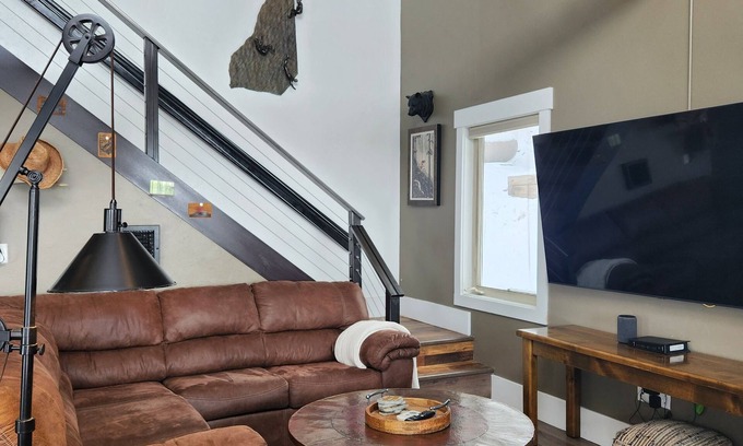 Bozeman House | Sleeps 6 with a hot tub- best views in Bozeman