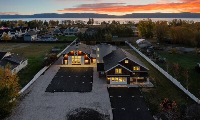 Garden City House | Sleeps 60+! Reunions/retreats! Indoor playground!
