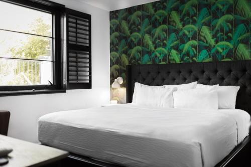 Rutledge Hill House | Sleeps 8 4 Stylish SoBro Suites Near Music Dining – by AvantStay