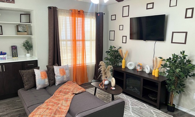 North Arlington Apartment | Sleeps 8 - Free Parking - Minutes to Stadiums - Arlington Entertainment District