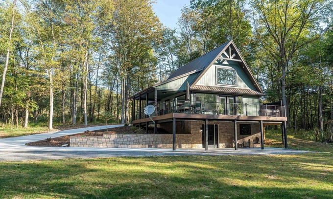 Sugarcreek House | Sleeps 8, hot tub, brand new, secluded, Amish Country