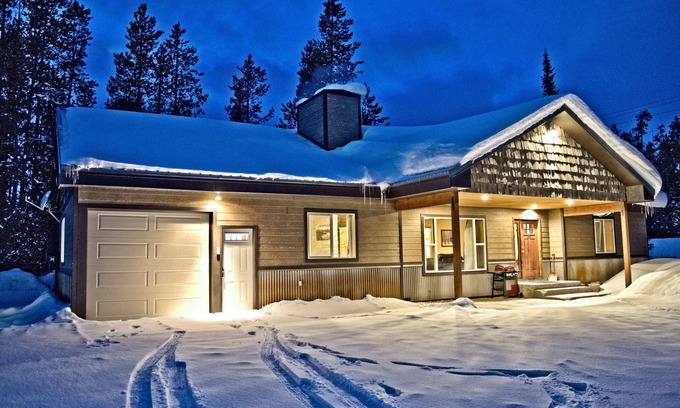 West Yellowstone House | Sleeps 8, In Town, 5 blocks to Yellowstone with A/C and wifi