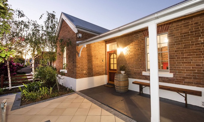 Central Mudgee House | Sleeps 8: King bed, 2 queen beds, 1 double sofa bed - 5 min walk to town centre