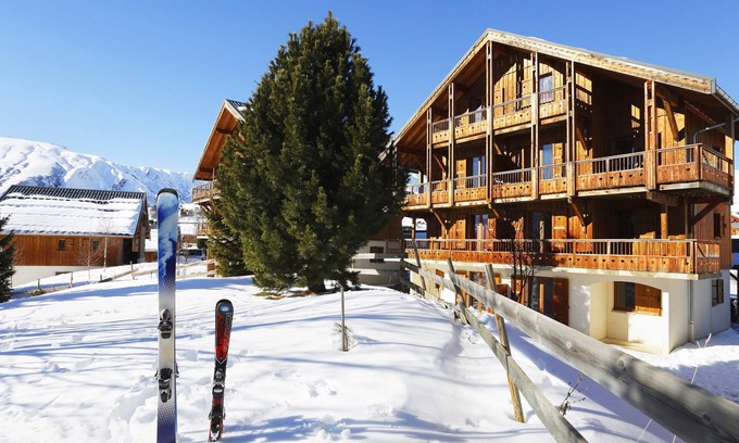 La Toussuire Condo | Sleeps 8! Mountain Adventure + FREE Shuttles