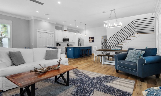 Seagrove Beach House | Sleeps 8, Pool, Minutes to Beach + Free Dolphin Cruise!