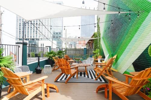 Rutledge Hill House | Sleeps 8 Walkable SoBro Suites w Local Art Vibes – by AvantStay