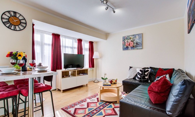 Ponders End Apartment | Sleeps4-FreeParking-Pets-Wifi-Tottenham Stadium