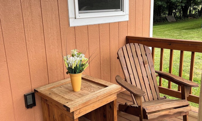 Floyd Cabin | Sleepy Bear #1. One Bedroom Cabin on the Blue Ridge Parkway in Floyd VA