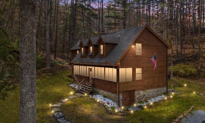 Luray House | Sleepy Hollow 5BR Cabin - National Park 7 Min, Hot Tub, Fire Pit, Sleeps 12
