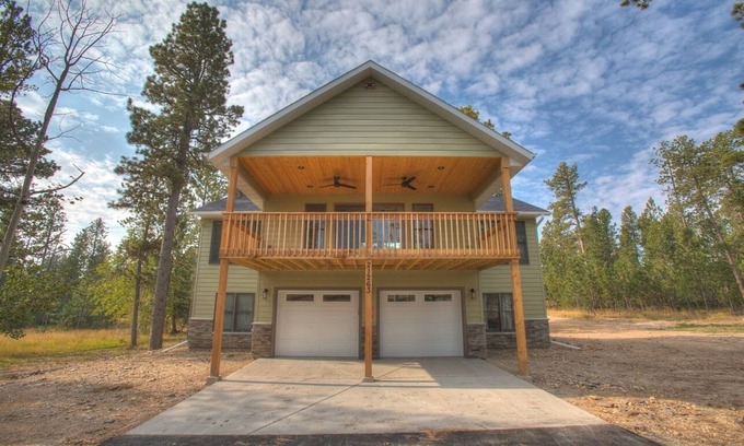 Deadwood Cabin | Sleepy Hollow Cabin with hot tub located in Powder House Pass