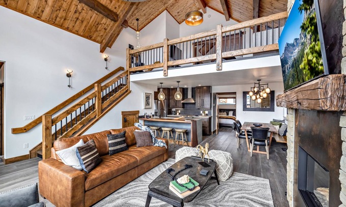Estes Park Cabin | Slice of Heaven just steps from Lake Estes! Indoor/Outdoor Fireplace and Jacuzzi