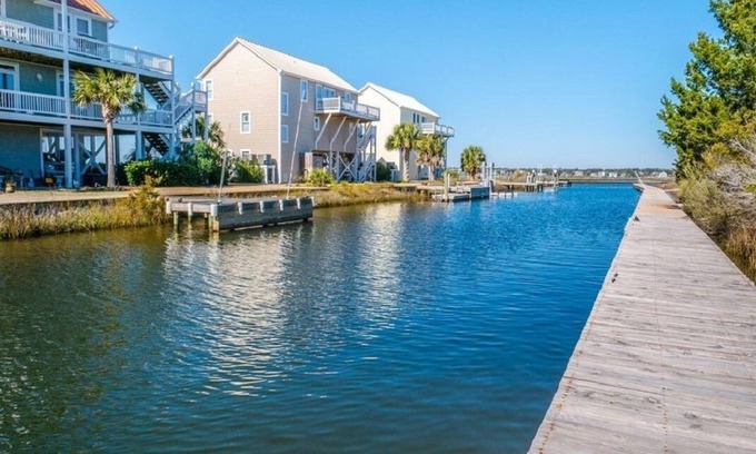 Surf City House | Slip Away /4BR /Boat Ramp & Slip /Steps from the Ocean
