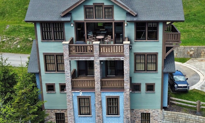 Snowshoe House | Slope side 4,800 sq ft 8 BR chalet unparalleled quality & comfort sleeps 16+