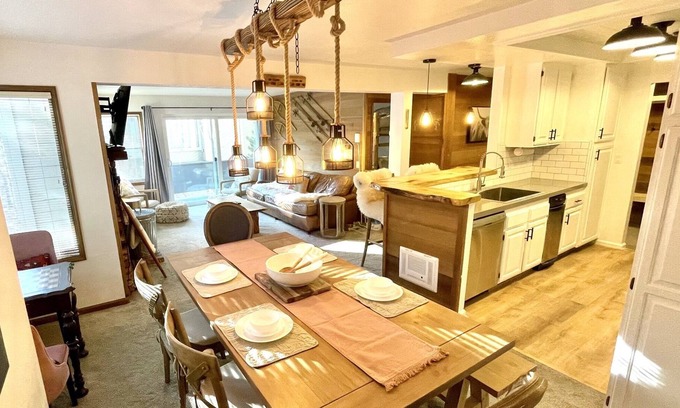 Mammoth Lakes Condo | Slope Side!⛷️DIRECTLY across from Canyon Lodge. Covered Parking & Ski locker! ⛷️