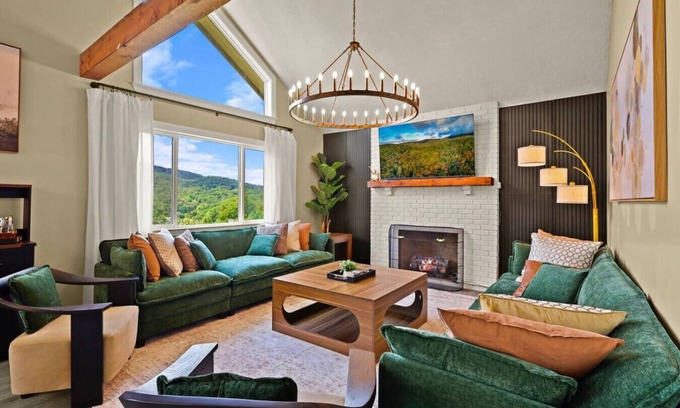 Banner Elk House | Slope views-Sleeps 16-Gameroom-6BR-10 beds-Fire pit-2 kitchens-3 Living Rooms
