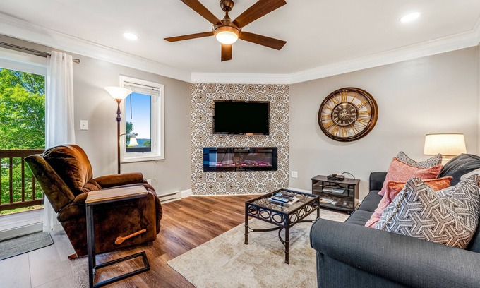 Sugar Mountain Condo | Slopeside condo in gate community w/remodeled balcony & fireplace