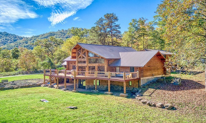 Sylva House | Slps 24;12m town;7acre; huge yard; theatre+gmroom!