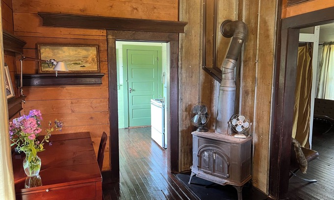 Halfway Cottage | Small 1880's home, in the country. Beautiful surroundings, horse friendly.