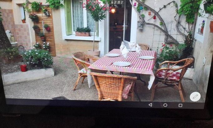 Camaret-sur-Aigues House | Small atypical village house